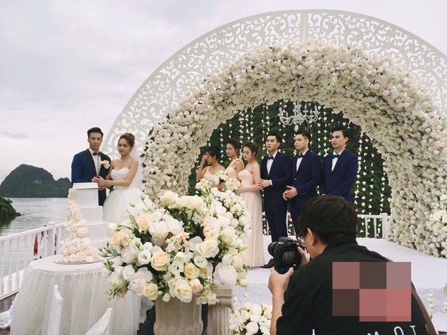 Rò rỉ ảnh Hương Giang Idol mặc váy cô dâu bên trai lạ - 6 PV đã liên lạc với nữ ca sĩ Hương Giang Idol về thông tin trên nhưng hiện tại thuê bao của cô chưa kết nối được. Chúng tôi sẽ tiếp tục cập nhật những thông tin mới nhất.