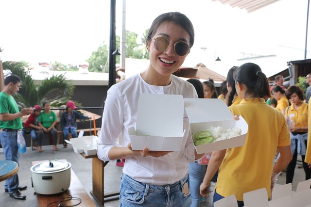 Á hậu Lệ Hằng dẫn dắt chương trình tuyển chọn thiết kế quốc phục - 8 Tại đây, cô cùng các cộng tác viên chuẩn bị hơn 600 phần thức ăn. Á hậu Lệ Hằng “góp mặt” tại tất cả công đoạn.