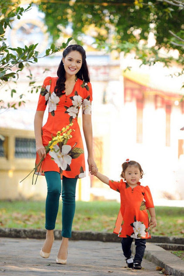 Khó lòng chấp nhận chiếc áo dài "không ra hình hài”! - 11 Hoa hậu Hương Giang và con gái.