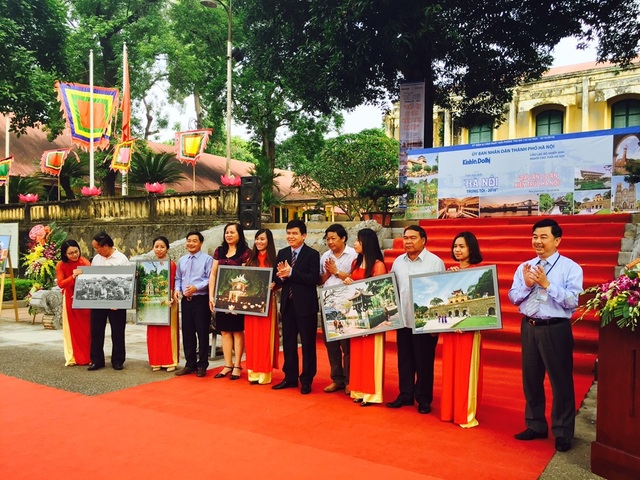 Triển lãm “Hà Nội trong tôi” kỉ niệm 62 năm ngày Giải phóng Thủ đô - 1 Các đại biểu tặng ảnh cho đại diện một số các tỉnh, thành địa phương.