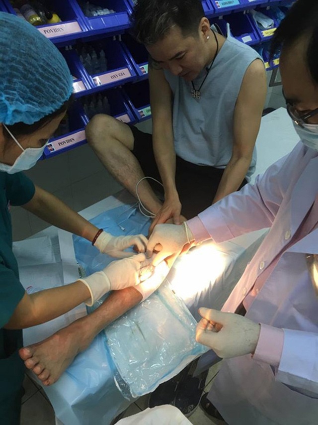 Sao Việt - người “gặp hạn” trước khi thi, người lên ngôi nhan sắc quốc tế - 11 Sự cố nước ngập làm hư hỏng một số phụ kiện biểu diễn vừa diễn ra không lâu, đã chịu thiệt hại không ít về tài chính thì trước thềm liveshow một ngày, ông hoàng nhạc Việt lại bị thương khá nặng do bị tai nạn trong quá trình luyện tập cho chương trình.