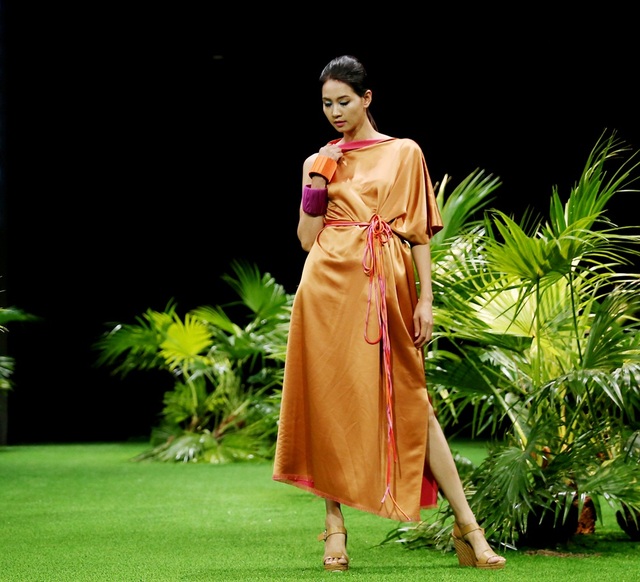 NTK Minh Hạnh cùng các nhà thiết kế trình làng BST trong “rừng cọ” - 21 NTK Duyên Hương: với cách xử lý đường nét để tạo ra một graphic sống động và thể hiện khuynh hướng thời trang một cách rõ nét.