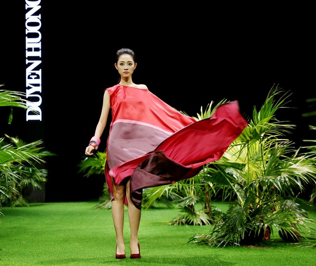 NTK Minh Hạnh cùng các nhà thiết kế trình làng BST trong “rừng cọ” - 22 Duyên Hương đã nắm giữ toàn bộ cảm xúc của khán giả bằng nhịp điệu của BST. Nét nữ tính thanh thoát hòa tan trong vẻ gợi cảm, xoa dịu những ánh nắng gay gắt của mùa hè nhiệt đới.