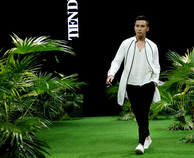 NTK Minh Hạnh cùng các nhà thiết kế trình làng BST trong “rừng cọ” - 17 NTK Tiến Dũng - Phong Lan: Sự kết hợp giữa hai phong cách rất nam tính và rất nữ tính cho ra đời một BST mang phong cách Unisex hoàn hảo.