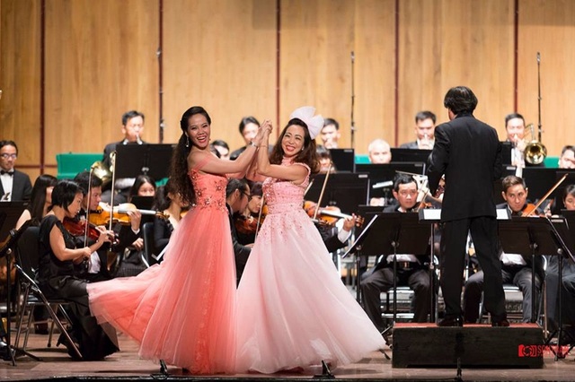 Phạm Khánh Ngọc vinh danh Việt Nam với giải Nhì opera quốc tế - 3 Khánh Ngọc (bên trái) trong một chương trình biểu diễn tại TP HCM.