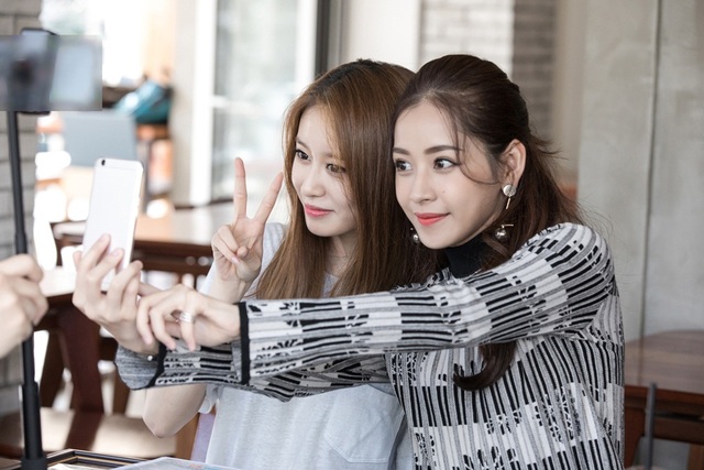 Ji-yeon (T-ara) muốn đóng phim Việt Nam cùng Chi Pu - 2 Cả hai hào hứng phát trực tiếp buổi gặp mặt cho các fan theo dõi.