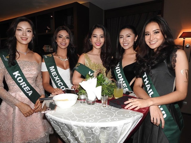 Nam Em gây chú ý tại Miss Earth khi mặc lại váy giống Phạm Hương - 14 Hiện tại Nam Em vẫn cùng với 83 thí sinh khắp thế giới tham gia các hoạt động khác nhau tại Philippines.