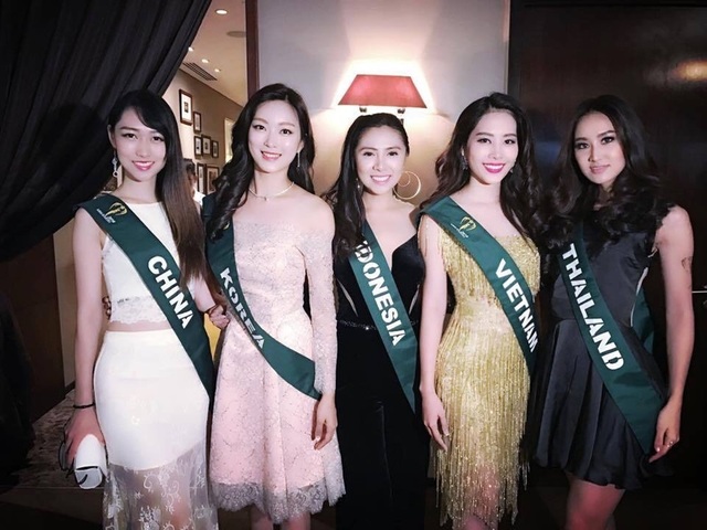 Nam Em gây chú ý tại Miss Earth khi mặc lại váy giống Phạm Hương - 15 Các người đẹp có nhiều ngày trời cùng khám phá những địa danh nổi tiếng của đảo quốc xinh đẹp này, tham quan các trụ sở làm việc, các điểm đến du lịch, tham gia hoạt động chụp ảnh và các chiến dịch kêu gọi bảo vệ môi trường. Đêm chung kết Hoa hậu Trái đất sẽ diễn ra vào ngày 29/10 tới tại thủ đô Manila.