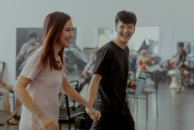 Hoàng Oanh căng thẳng hát cải lương sau chấn thương đập đầu xuống sàn - 3 Bạn trai Huỳnh Anh ở bên tiếp sức cho Hoàng Oanh.