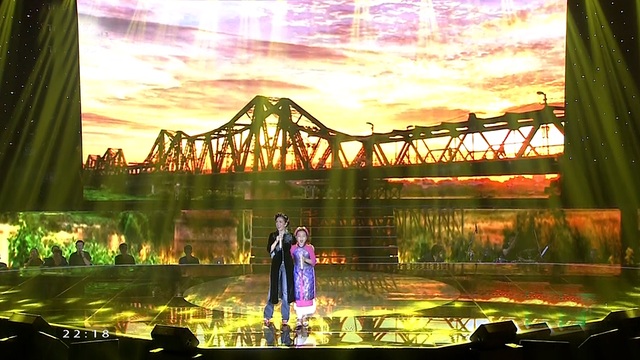 Hồng Nhung, Phương Thanh, Hương Tràm “đốt nóng” The Voice Kids - 2 “Diva” - Hồng Nhung có màn kết hợp với Mai Anh (team Noo Phước Thịnh) ca khúc Ngẫu hứng sông Hồng.