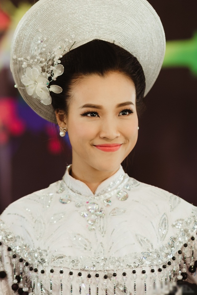 Á hậu Hoàng Oanh gây xúc động lần đầu diễn cải lương - 2 Hoàng Oanh chọn hoá thân thành nhân vật Trưng Trắc trong trích đoạn cải lương Tiếng trống Mê Linh.