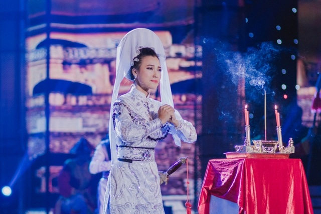 Á hậu Hoàng Oanh gây xúc động lần đầu diễn cải lương - 3 Á hậu nhập tâm trong lần đầu diễn cải lương.