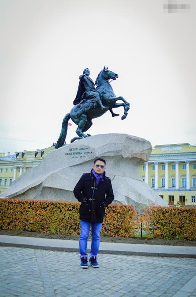 Bằng Kiều hội ngộ Quang Thắng trong tiết thu lãng mạn của Moscow - 9 Anh cũng không quên dành lời cảm ơn của mình đến khán giả yêu mến mình tại đây. Bằng Kiều chinh phục khán giả bằng giọng ca nội lực và cảm xúc.