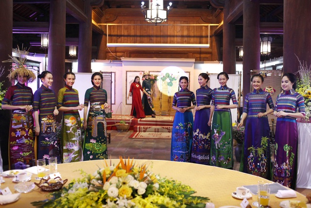 BST áo dài Lan Hương ra mắt phu nhân nguyên thủ các nước tới Hà Nội - 4 BST áo dài Lan Hương ra mắt phu nhân nguyên thủ các nước tới Hà Nội - 4