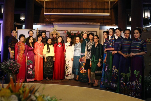 BST áo dài Lan Hương ra mắt phu nhân nguyên thủ các nước tới Hà Nội - 1 Phu nhân nguyên thủ các nước dự sự kiện văn hóa tại Hà Nội, thưởng lãm BST áo dài của NTK Lan Hương.