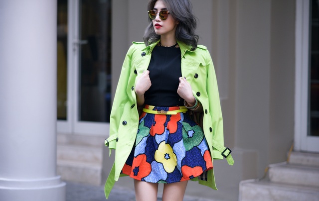 Gu chơi đồ hiệu cực chất của fashionista xinh như hot girl - 11 Độ chói của chiếc áo khoác, chân váy hoa sặc sỡ và đôi giày được màu đen của áo thun cân bằng lại, tạo nên tổng thể hài hòa.