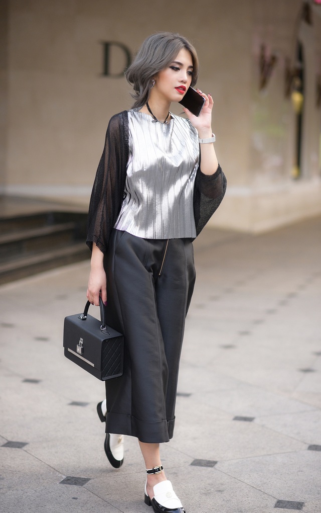 Gu chơi đồ hiệu cực chất của fashionista xinh như hot girl - 12 Mốt túi hộp được Claret Giang Lê chinh phục bằng bộ cánh tông màu đen kết hợp ánh bạc, giày bệt cut-out mang vẻ phóng khoáng.