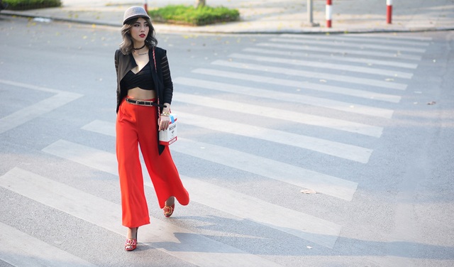 Gu chơi đồ hiệu cực chất của fashionista xinh như hot girl - 7 Claret Giang Lê khoe eo thon thả với áo bra-top, quần lửng ống rộng cạp cao.