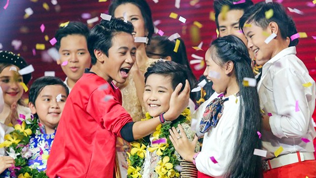 “Tài năng chèo nhí” Nhật Minh giành ngôi quán quân The Voice Kids - 1 Trịnh Nhật Minh trong vòng tay của các thí sinh nhí thời khắc đăng quang ngôi vị quán quân.