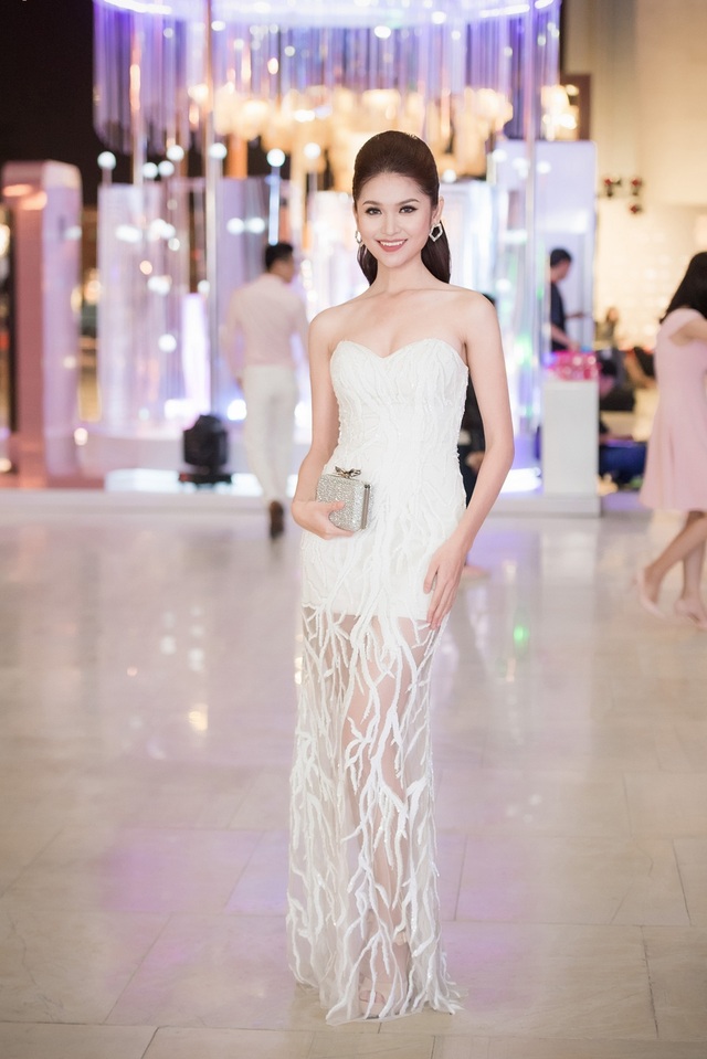 “Nấm lùn” 1m54 mở màn, Thanh Hằng - bà hoàng với bodysuit 10kg của Công Trí - 1 Ngưỡng mộ tài năng và các thiết kế của Công Trí, Á hậu cuộc thi Hoa hậu Việt Nam 2016 Thùy Dung mặc thiết kế xuyên thấu tới xem BST mở màn của anh trong những ngày gió mùa đầu tiên của Hà Nội.
