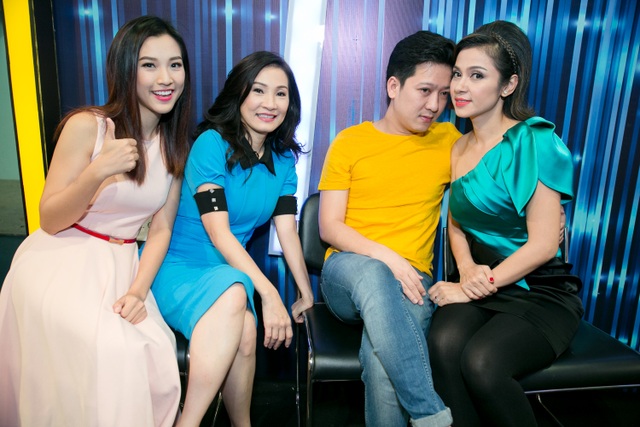 Hoàng Oanh được Xuân Bắc “đắm đuối” ngắm nhìn - 9 Trường Giang hài hước tạo dáng cùng Việt Trinh.