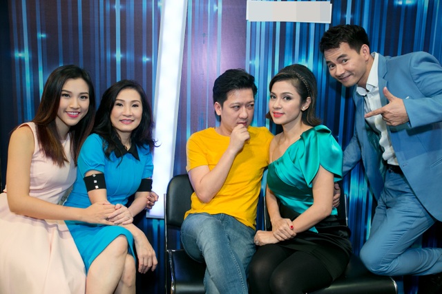Hoàng Oanh được Xuân Bắc “đắm đuối” ngắm nhìn - 10 Xuân Bắc cũng góp mặt vui đùa trong hậu trường cùng các đồng nghiệp.