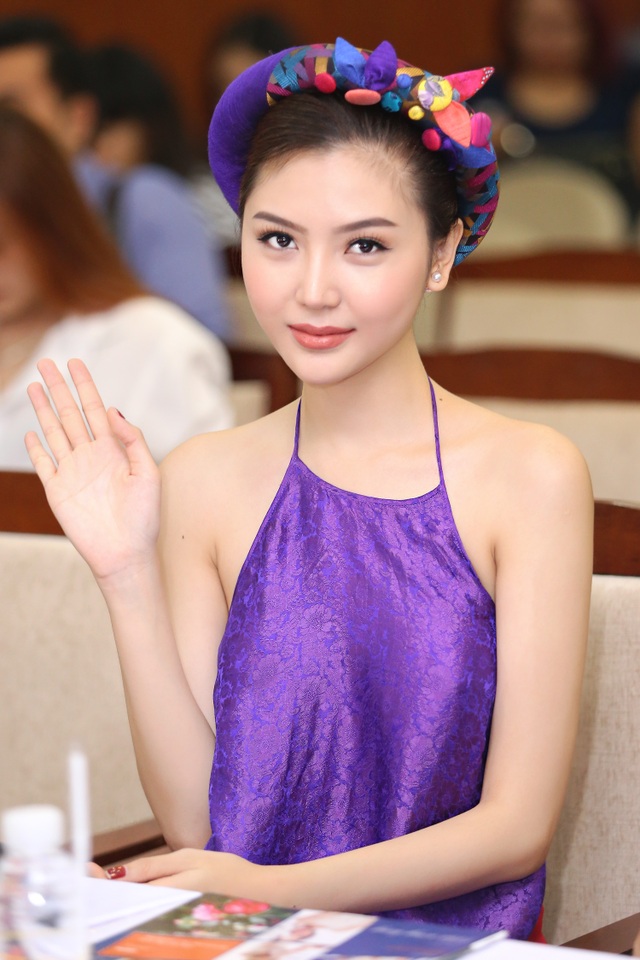 Hoa hậu Ngọc Duyên mặc áo yếm gợi cảm đọ dáng cùng dàn mẫu - 4
