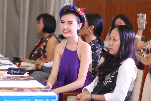 Hoa hậu Ngọc Duyên mặc áo yếm gợi cảm đọ dáng cùng dàn mẫu - 8 Hoa hậu Ngọc Duyên mặc áo yếm gợi cảm đọ dáng cùng dàn mẫu - 8