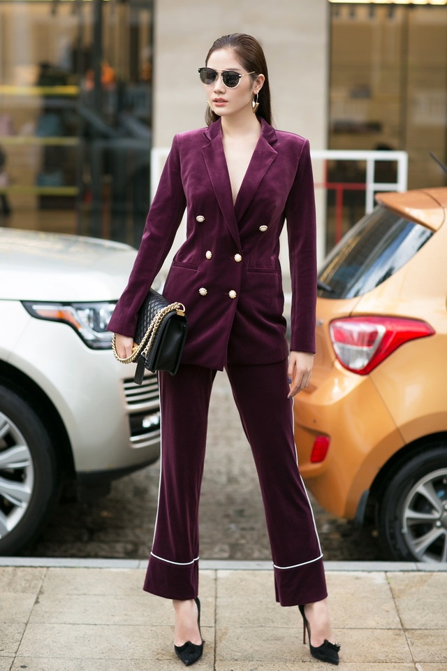Ngắm Hoa khôi thời trang Việt Nam Hoàng Hạnh "sang chảnh" xuống phố - 9 Bộ suits nhung màu rượu chát là chọn lựa hợp trào lưu nhất thời điểm thu đông.