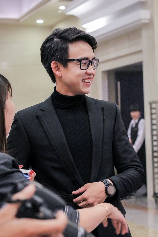 MC Quang Bảo được sao “Hậu duệ mặt trời”, Giám đốc Đài SBS đón tiếp - 2 Vì bận công tác nước ngoài nên 2 diễn viên chính không thể tham gia sự kiện. Thay vào đó, Quang Bảo đã được trò chuyện và giao lưu với 2 em út của phim là Kim Min Suk và Park Hwan Hee.