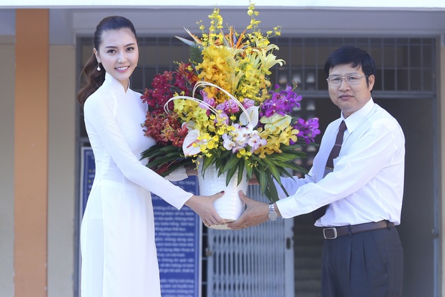 Hoa hậu Ngọc Duyên về thăm thầy cô giáo cũ nhân ngày 20/11 - 6