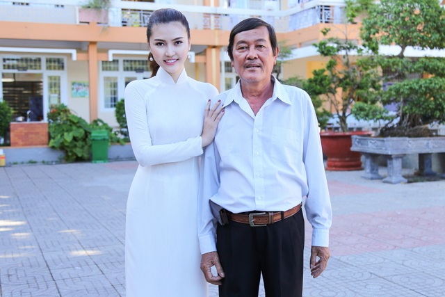 Hoa hậu Ngọc Duyên về thăm thầy cô giáo cũ nhân ngày 20/11 - 11