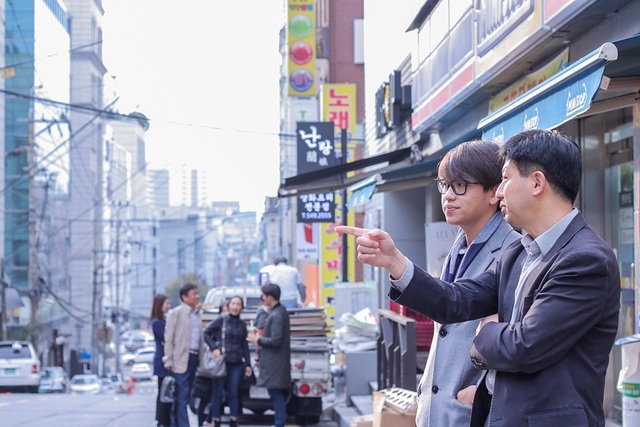 MC Quang Bảo được sao “Hậu duệ mặt trời”, Giám đốc Đài SBS đón tiếp - 6 Trong quá trình trò chuyện, Quang Bảo đã được ông chia sẻ những thông tin, kinh nghiệm về ngành giải trí Hàn Quốc trong 26 năm mà ông có được. Ông James Hah cho biết ông đã từng tham gia một buổi họp báo tại Việt Nam do Quang Bảo dẫn dắt và rất quý anh nên mới quyết định chia sẻ cũng như định hướng con đường sự nghiệp cho Quang Bảo.