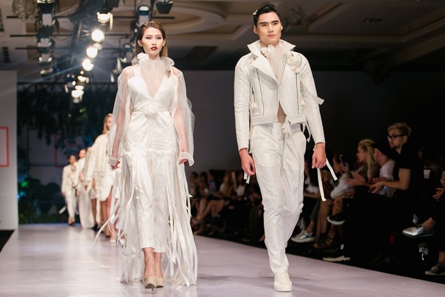 Quỳnh Châu bất ngờ khi bị phớt lờ lời mời thi Asia's Next Top Model - 3 Quỳnh Châu và bạn trai Quang Hùng (bên phải) - Quán quân Vietnams Next Top Model 2014 cùng sánh bước trên sàn catwalk. Cặp đôi mẫu Việt này luôn được nhắc đến không chỉ bởi sự đẹp đôi khi họ sải bước trên sàn catwalk mà còn bởi tình yêu đẹp suốt hai năm qua.