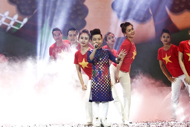 Ca sĩ Dương Hoàng Yến - Nhật Minh gây ấn tượng đêm Nhân tài đất Việt - 18 “Được thể hiện ca khúc con cảm thấy rất tự hào vì đã được thay mặt các quý vị đại biểu hát một ca khúc hào sảng gửi gắm tình yêu quê hương, đất nước”, Nhật Minh bày tỏ cảm xúc.