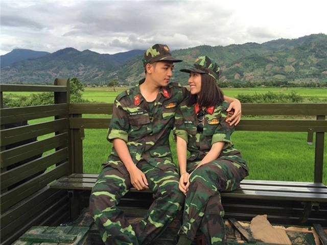 Nữ diễn viên 9X: “Ảnh nóng, livestream khoe thân - hết tung hô là vết nhơ” - 3 Từng bị đồn yêu nhau nhưng Hồng Loan khẳng định cô và chàng hot boy phát thanh viên Hải Dương chỉ là bạn diễn của nhau.