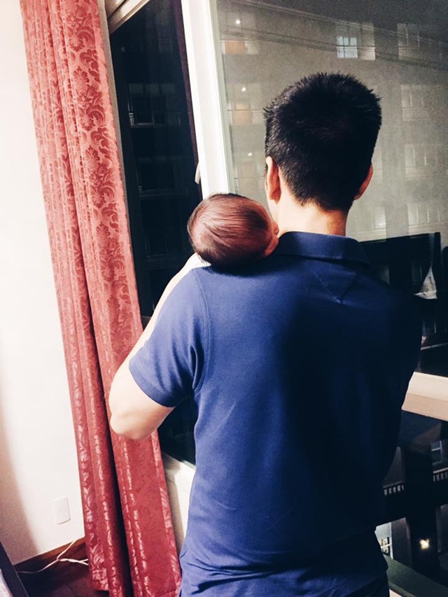 Á hậu Diễm Trang bật mí bí quyết vòng eo “mi nhon” một tháng sau sinh - 5 Chồng Diễm Trang bế con gái bé bỏng.