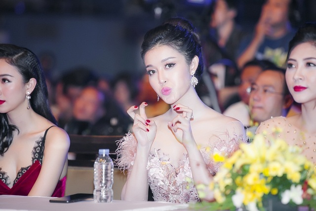 Huyền My: “Được đón tiếp Hoàng tử Anh William là kỉ niệm khó quên” - 5 Tại sự kiện, Huyền My cơ dịp gặp gỡ cùng nhiều anh chị nghệ sĩ thân thiết. Người đẹp còn có cơ hội xuất hiện trên sân khấu cùng diễn viên Trương Ngọc Ánh trong một phần công bố giải thưởng. Trong ảnh là người đẹp nhí nhảnh dưới hàng ghế khách mời.