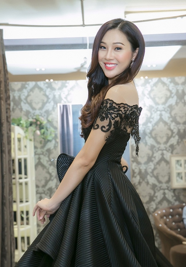 Vân Hugo trấn an công chúng, “sóng ngầm” làng mẫu vẫn chưa có hồi kết - 14 Sau quá trình rèn luyện kỹ lưỡng. Ngày 25/11, Hoa khôi Diệu Ngọc đã chính thức lên đường sang Washington D.C, Mỹ để tham dự Miss World - Hoa hậu Thế giới 2016. Trước khi lên đường chinh chiến, Diệu Ngọc đã hé lộ những trang phục dạ hội mà cô sẽ mang đến Hoa hậu Thế giới 2016.