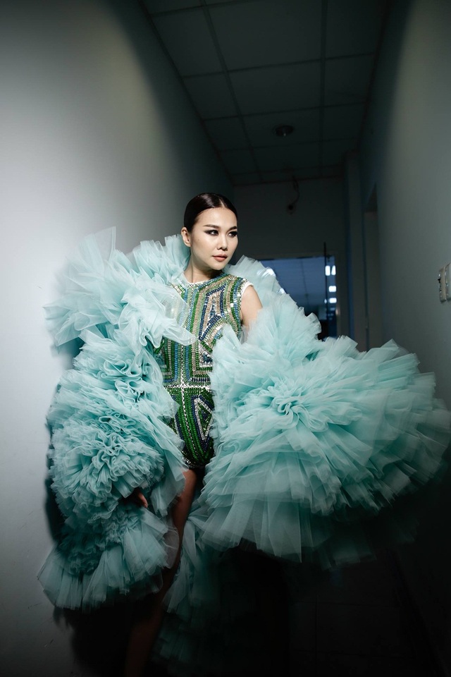 Thanh Hằng khoác áo voan hàng chục kg, khoe chân ngọc ngà 1m12 - 4 Mới đây, tại một buổi trình diễn khác, siêu mẫu Thanh Hằng xuất hiện trên sàn catwalk với một thông điệp cực sốc với chiếc áo khoác có slogan đầy ẩn ý sau lưng: Muốn làm vedette hãy có tài đi”. Nhiều người cho rằng đó cũng là quan điểm của nữ siêu mẫu.