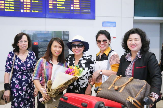 Danh ca Thanh Tuyền về Việt Nam, sắp hội ngộ Lệ Quyên, Bằng Kiều - 1 Danh ca Thanh Tuyền (thứ 3 từ trái sang) hạnh phúc trong vòng tay gia đình, bạn bè.