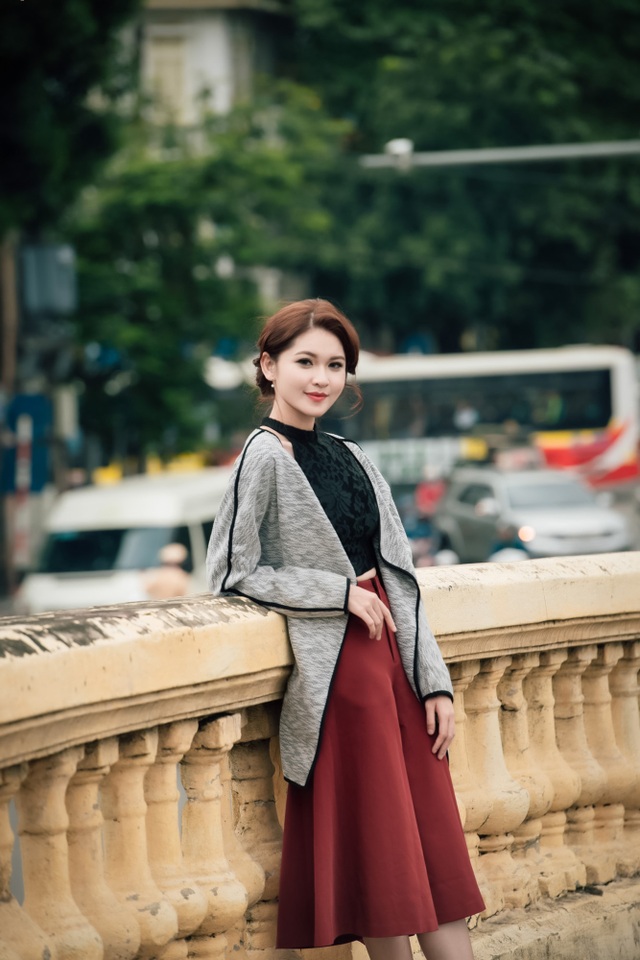 Á hậu Thùy Dung thong dong khám phá Hà Nội xưa - 12 Đăng quang ngôi vị Á hậu 2 tại HHVN 2016, Thùy Dung nhận được những sự ủng hộ, yêu mến của đông đảo khán giả. Cô gây ấn tượng với vẻ ngoài hút ánh nhìn, thành tích học tập tốt và nhiều tài lẻ thú vị như đánh đàn, hát tiếng Anh vẽ tranh…