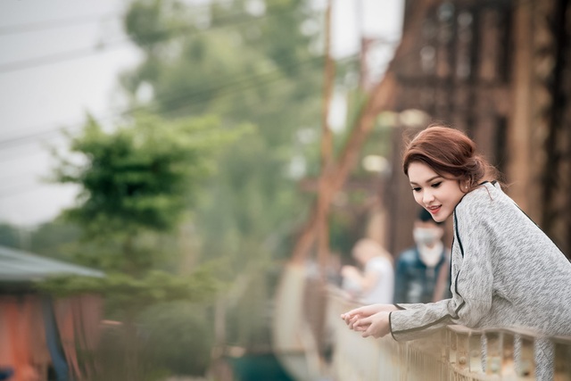 Á hậu Thùy Dung thong dong khám phá Hà Nội xưa - 9 Từ cầu Long Biên, Thùy Dung cảm nhận một Hà Nội đan xen giữa kiến trúc cổ kính với nhịp sống hiện đại, khoảnh khắc này thật không dễ gì có được giữa cuộc sống xô bồ, Á hậu bày tỏ.