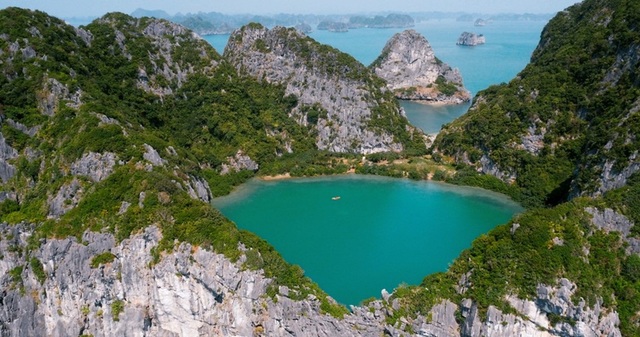 Một bộ phim quảng bá du lịch Việt đang bị “xử chưa đẹp” trên sân nhà? - 2
Một Hạ Long tuyệt đẹp trong phim Vệ sĩ, Tiểu thư và thằng khờ.