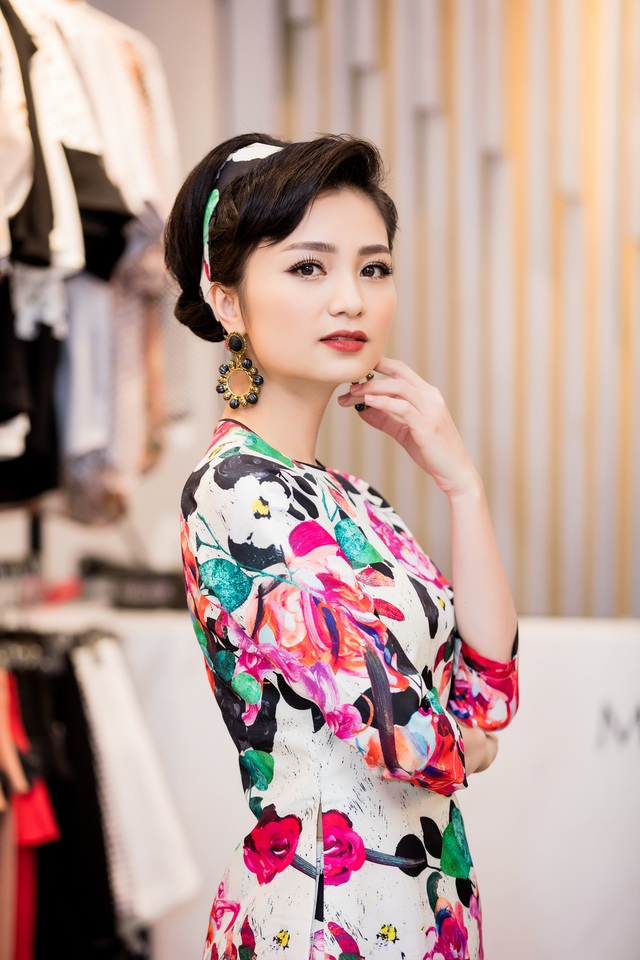 Mẹ Á hậu Tú Anh trẻ trung, nổi bật không kém con gái - 8 Diệu Hương.