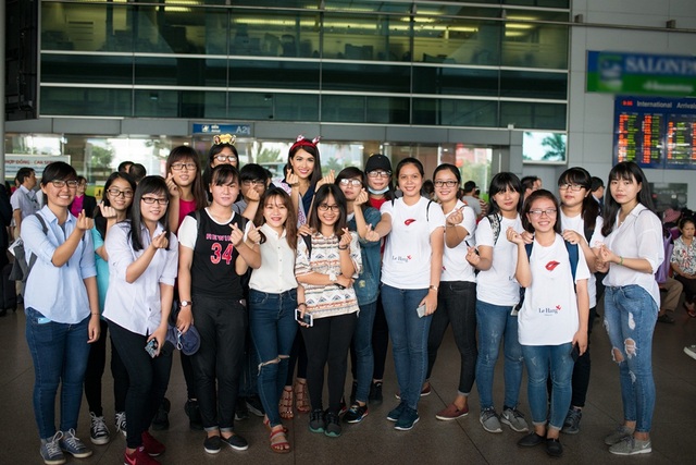 Dàn chân dài Hoa hậu Hoàn vũ thế giới đồng thanh chào bằng tiếng Việt - 9 Các fan diện áo đồng phục, mang theo nhiều món quà.