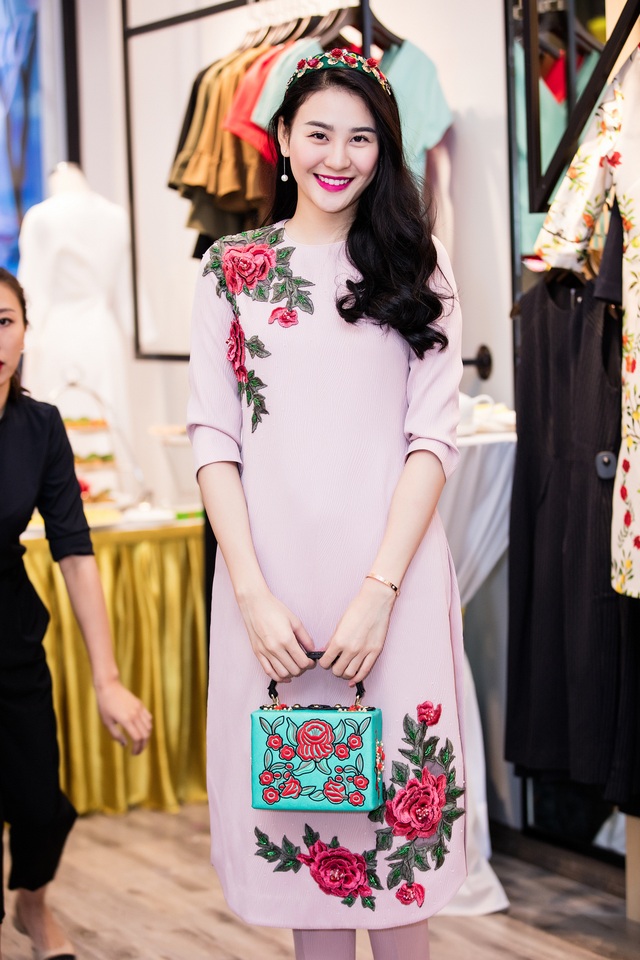 Mẹ Á hậu Tú Anh trẻ trung, nổi bật không kém con gái - 13 Phan Hà Phương - một trong ba thí sinh đại diện Việt Nam tham dự Siêu mẫu châu Á 2010 đã lọt vào top 10.