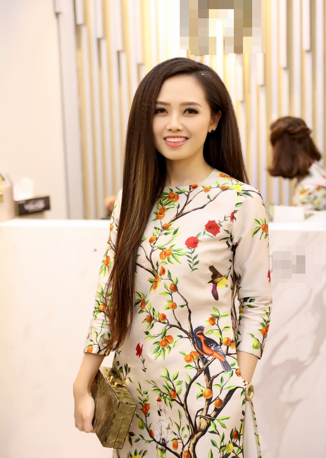 Mẹ Á hậu Tú Anh trẻ trung, nổi bật không kém con gái - 12 MC Minh Trang.
