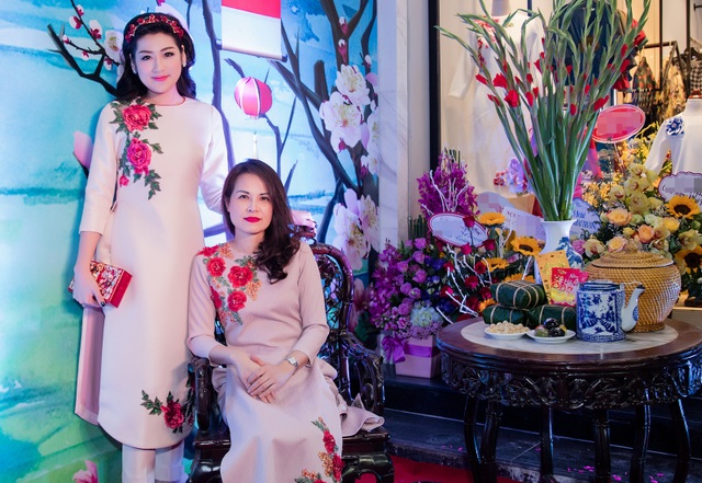 Mẹ Á hậu Tú Anh trẻ trung, nổi bật không kém con gái - 3 Á hậu Tú Anh và mẹ.
