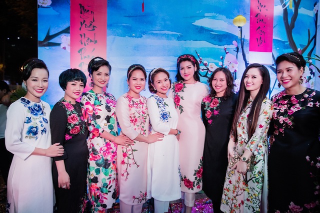 Mẹ Á hậu Tú Anh trẻ trung, nổi bật không kém con gái - 1 Dàn nghệ sĩ cùng hội ngộ.